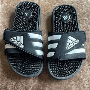 Adidas Boys Black And White Flip Flops. Good Condition. Size 4.